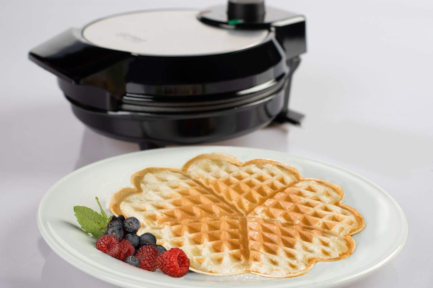 TZS First Austria Waffeleisen 700 W, Herzwaffeleisen, waffle maker, Herzform, Antihaftbeschichtung, Überlaufschutz, Schwarz, Edelstahl