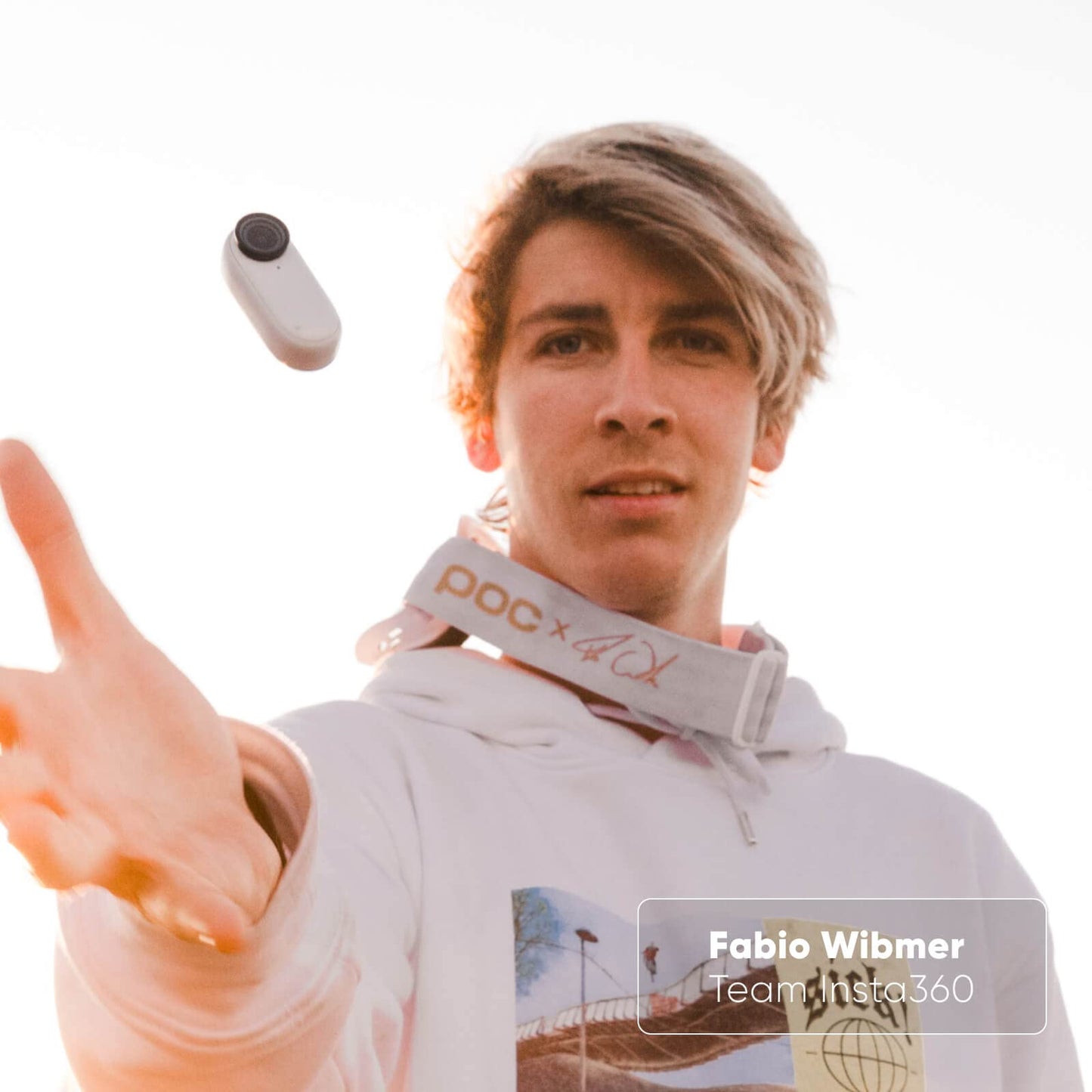 Insta360 GO 2 - Kleine Action-Kamera, wiegt 27 g, wasserdicht, Stabilisierung, POV-Aufnahme, 1/2,3 Zoll Sensor, mit Ladekoffer und tragbarem Kamerazubehör für Reisen, Sport, Vlog
